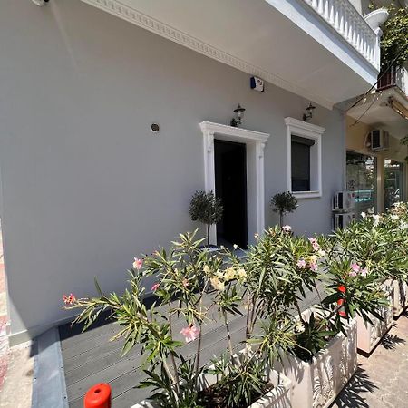 Kontis' Furnished Apartment Лутраки Екстериор снимка