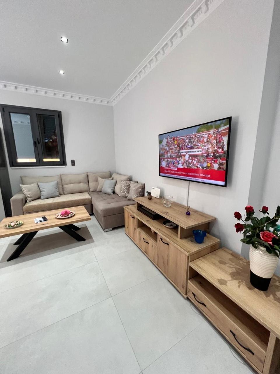 Kontis' Furnished Apartment Лутраки Екстериор снимка