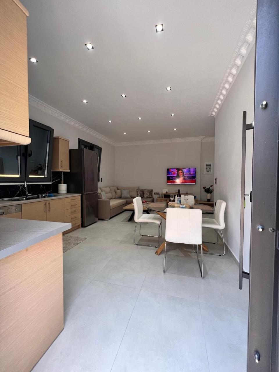 Kontis' Furnished Apartment Лутраки Екстериор снимка